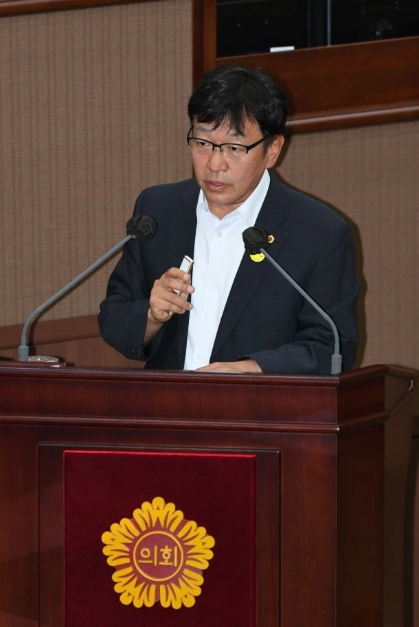 제332회 임시회 본회의 시정질문을 하는 송재혁 의원