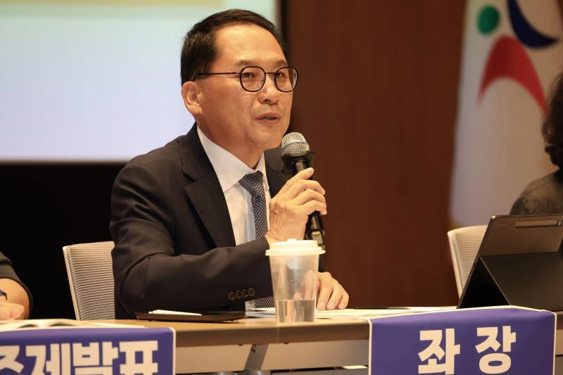 ‘2025 경기교육 정책토론회’에서 좌장인 안광률 위원장이 토론을 진행하고 있다. (사진=경기도의회)