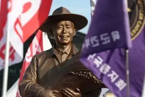 동대구역 박정희 동상에 달걀 던진 20대…하루 만에 서울서 자수