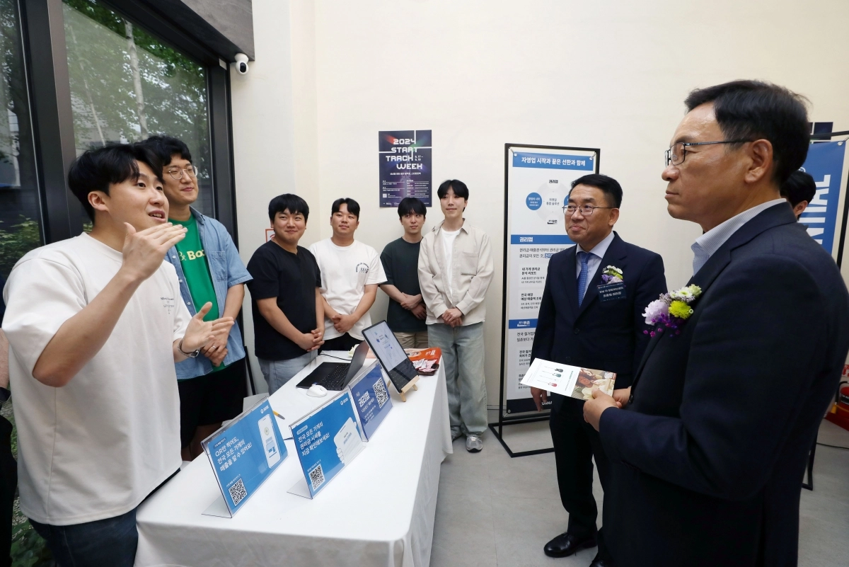 지난해 열린 서울 강남구 창업가거리 축제에 참가한 조성명(오른쪽 첫번째) 강남구청장이 한 벤처기업가의 설명을 듣고 있다. 강남구 제공