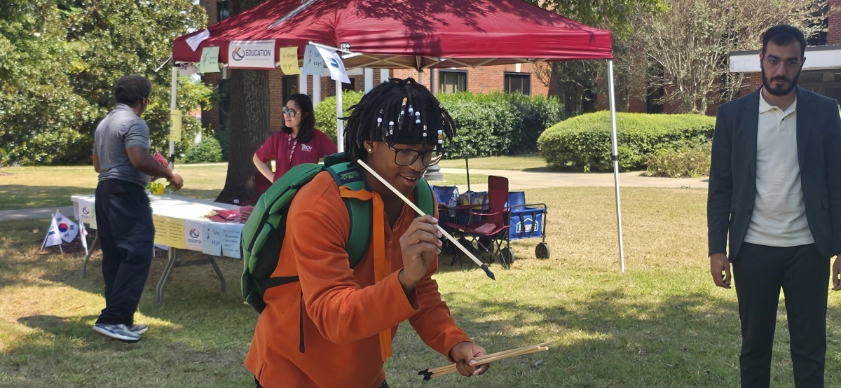 트로이대 학생들이 ‘K-웨이브데이’에 참여해 투호 놀이를 즐기고 있다.