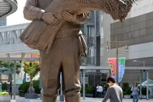 동대구역 박정희 동상에 계란 테러…경찰, 두건 쓴 용의자 추적