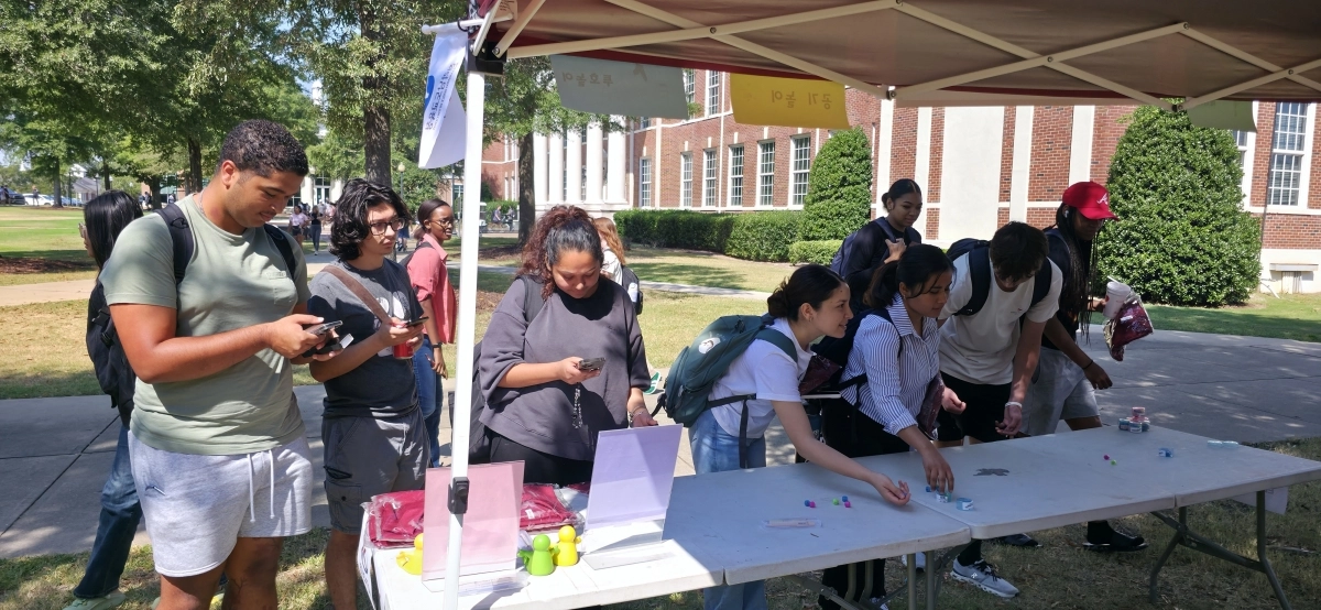 트로이대 학생들이 ‘K-웨이브데이’에 참여해 공기놀이를 즐기고 있다.