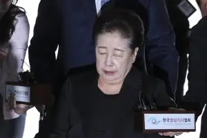 신도들 응원 속… 통일교 한학자, 휠체어 타고 구속심사 출석 [포착]