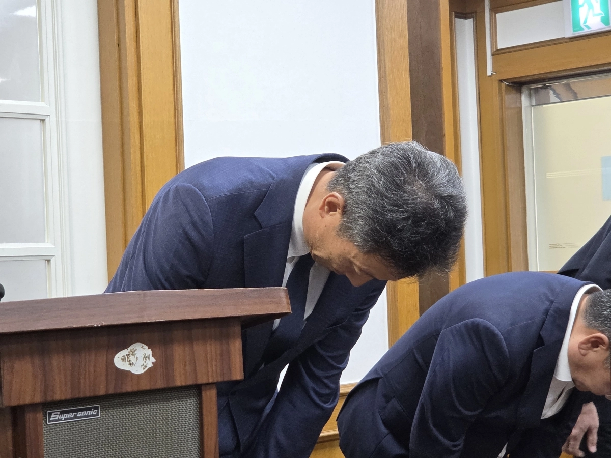 22일 오후 경북 경주상공회의소에서 사과하는 전대욱 한국수력원자력 사장 직무대행. 경주 김형엽 기자