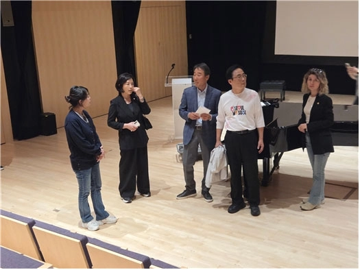 김천수 뉴욕한국문화원장이 뉴욕한국문화원 극장에서 서울시의회 문화체육관광위원회 위원들에게 극장에 대해 설명하고 있다.