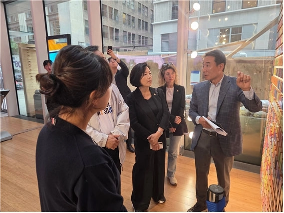 김천수 뉴욕한국문화원장이 뉴욕한국문화원 한글벽에서 서울시의회 문화체육관광위원회 위원들에게 한글벽에 대해 설명하고 있다.