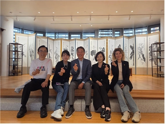 뉴욕한국문화원 마루/사랑방에서 김형재(왼쪽부터) 위원, 김혜영 위원, 김천수 원장, 김경 위원장, 아이수루 부위원장이 포즈를 취하고 있다.