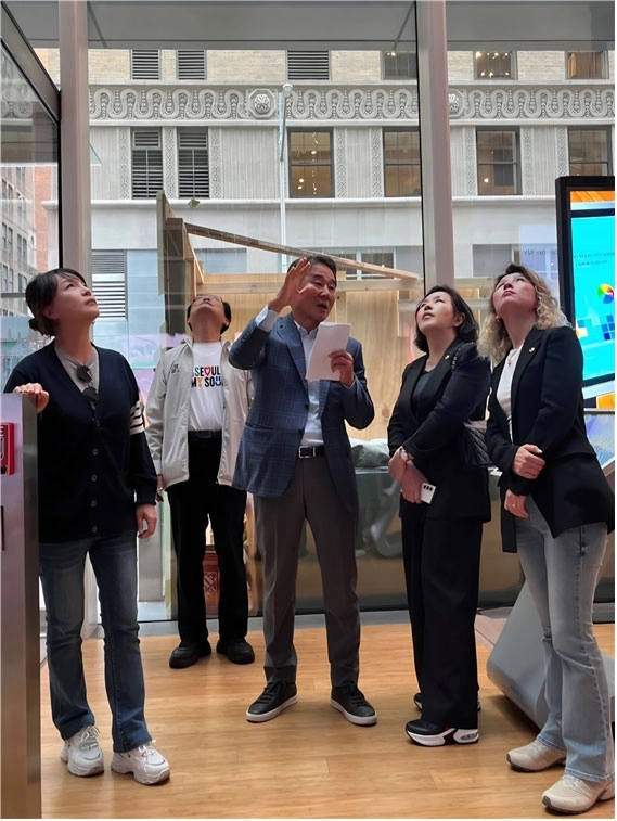 김천수 뉴욕한국문화원장이 뉴욕한국문화원 로비에서 서울시의회 문화체육관광위원회 위원들에게 로비 구조에 대해 설명하고 있다.