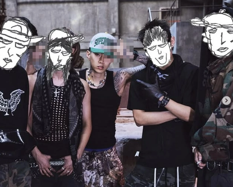 가수 박재범(가운데)이 프로듀싱해 내년 1월 데뷔를 앞두고 있는 아이돌 그룹 ‘롱샷’ 멤버들과 함께 찍은 사진. 박재범이 ‘손가락 욕설’을 하고 있는 부분은 모자이크 처리. 자료 : 박재범 인스타그램