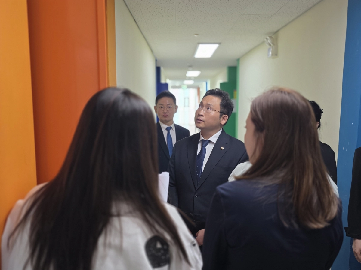 변재석 의원이 고양국제고등학교에서 관계자들과 함께 교내 시설을 살펴보고 있다. (사진=경기도의회)