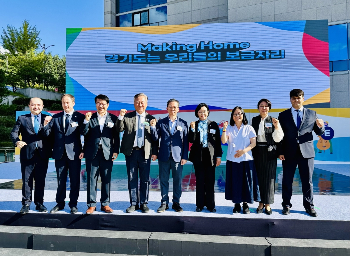 9월 21일 세계 평화의 날을 맞아 경기평화광장에서 열린 ‘2025 경기 홈 페스티벌’에서 정윤경 부의장을 비롯한 내빈들이 기념촬영을 하고 있다. (사진=경기도의회)