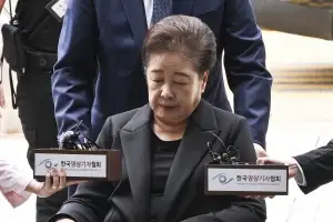 영장심사 출석한 한학자 총재, 눈 질끈 감고 ‘묵묵부답’
