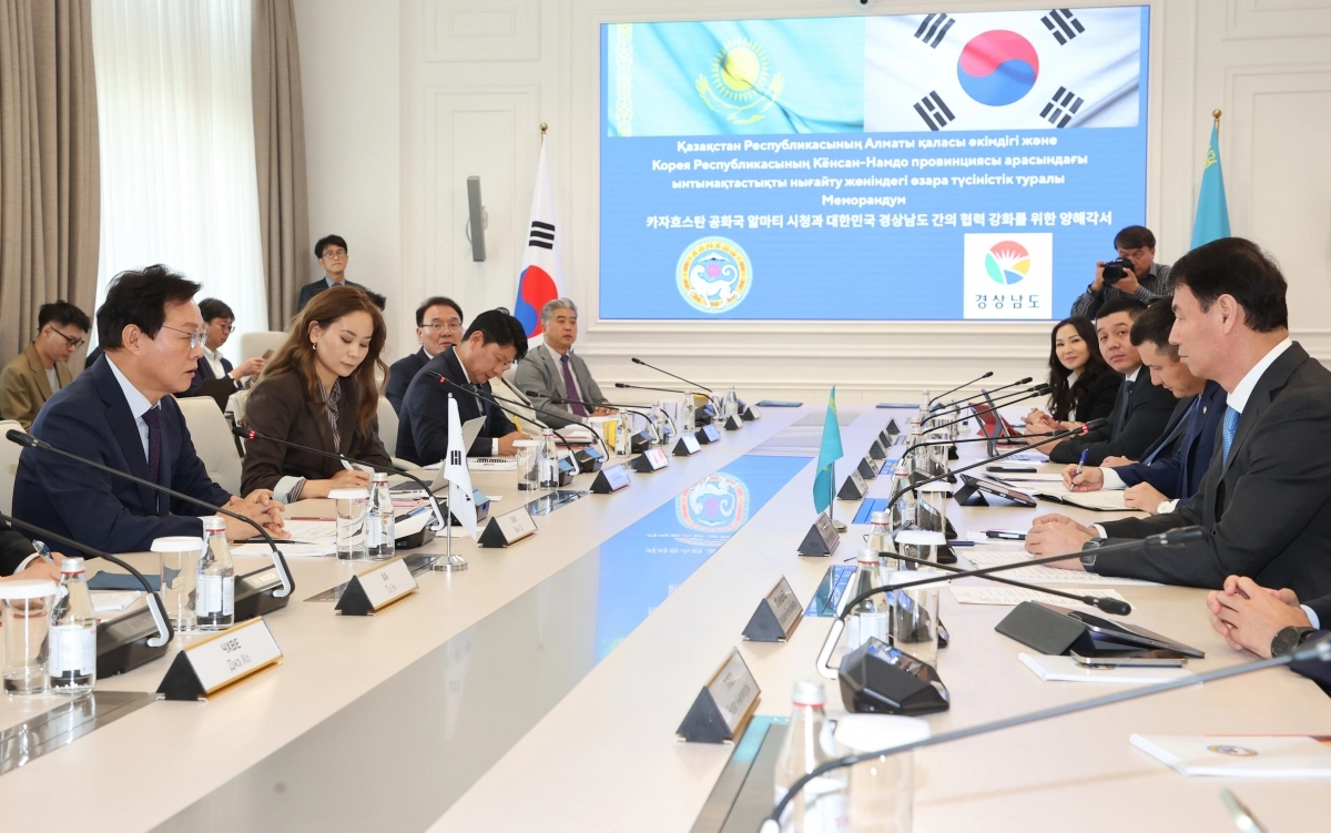 박완수 지사가 이끄는 경남대표단이 중앙아시아 카자흐스탄 알마티시 시청을 방문해 사티발디 다르한 아마겔디울리 알마티 시장 등과 협력 방안을 논의하고 있다. 2025.9.22. 경남도 제공