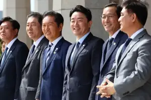 공군 1호기 이륙 기다리며… 대화 나누는 환송 인사들