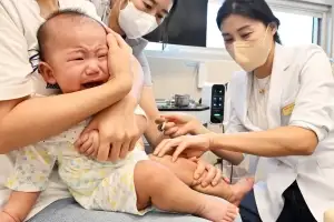 독감 주사에 울음 터진 아기