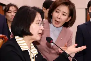 [포토] 추미애 위원장에게 항의하는 나경원 의원
