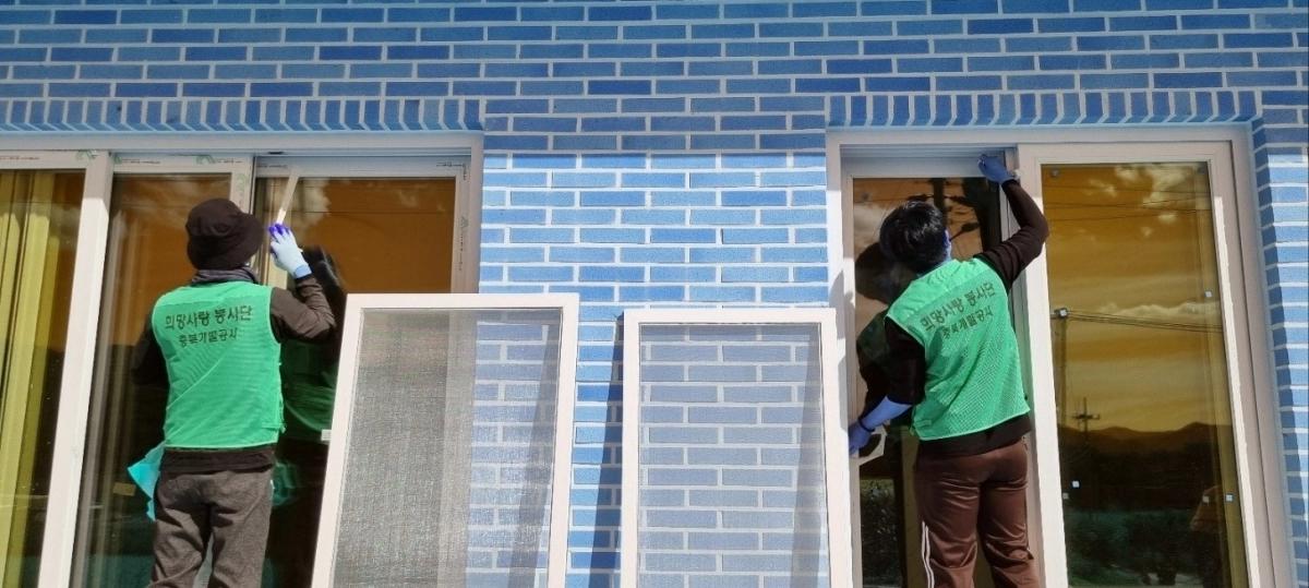 충북개발공사 직원들이 사랑의 집 짓기 봉사활동을 벌이고 있다. 충북개발공사 제공