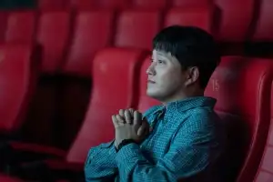 극장 안 환상과 극장 밖 현실을 넘나들다[영화 리뷰]