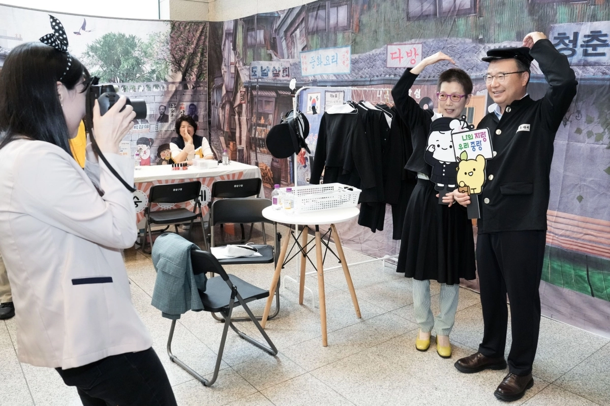 치매극복의 날 행사에 참석한 류경기 중랑구청장(오른쪽 첫 번째). 중랑구 제공