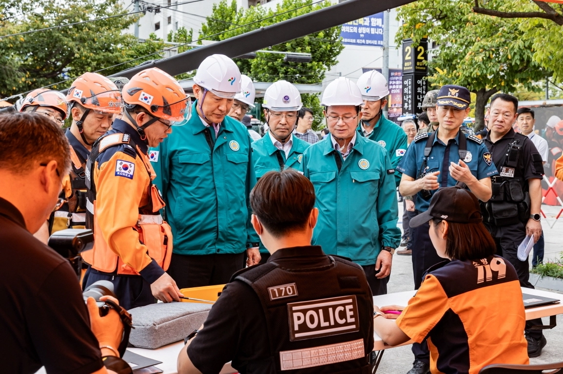 지난 22일 서울 지하철 5호선 여의나루역 일대에서 ‘2025 재난대응 안전한국훈련’이 열린 가운데 오세훈 서울시장(가운데 왼쪽)과 최호권 영등포구청장(가운데 오른쪽) 등 관계자들이 현장을 둘러보고 있다. 영등포구 제공