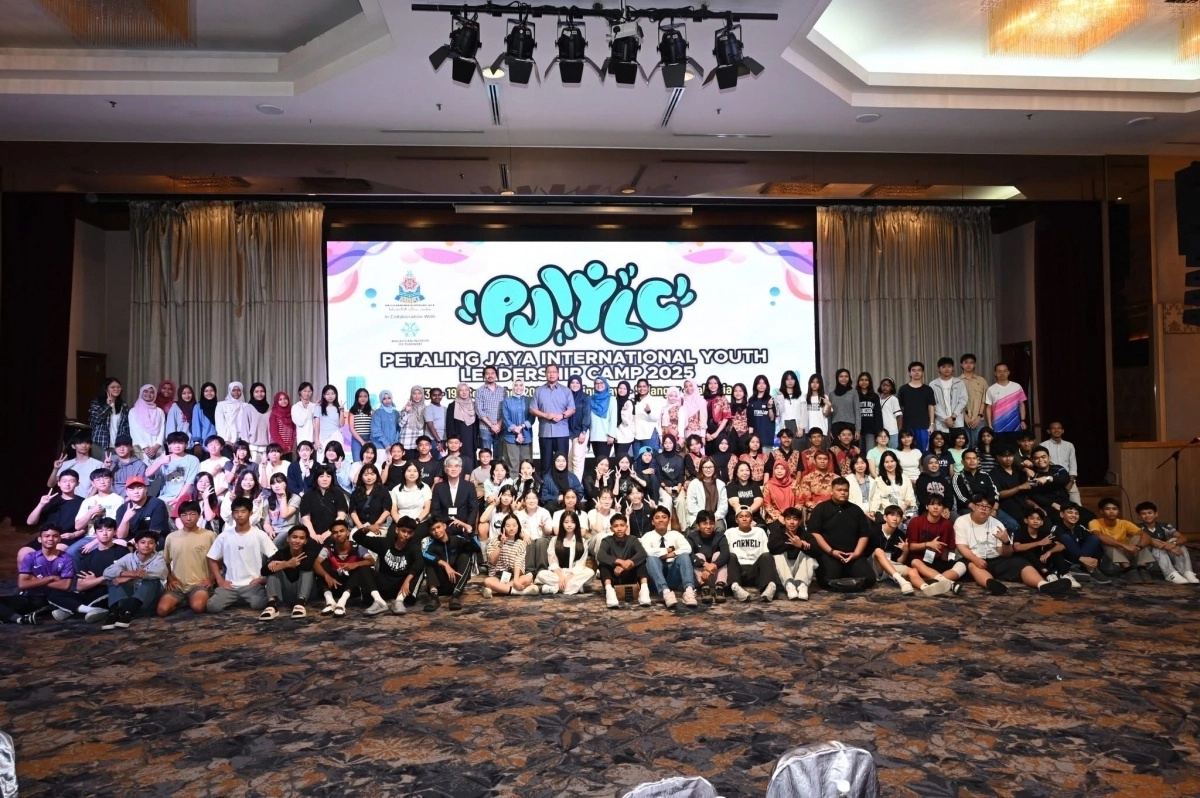 서울 성북구 지역 내 중학생 10명이 지난 13일부터 19일까지 진행된 말레이시아 프탈링자야시 국제 청소년 리더십 캠프에 참가한 가운데 학생들이 기념촬영을 하고 있다. 성북구 제공