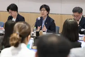 정은경 “의료개혁 20조 투입” 예정대로…의대 증원 여지도 열어둬
