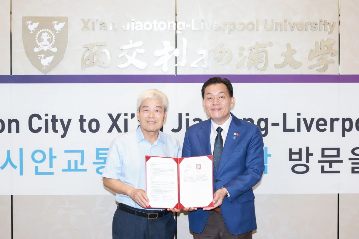 이재준 수원시장(오른쪽)과 시안교통리버풀대학교 시 유민 총장이 협약체결 후 기념 촬영을 하고 있다. (수원시 제공)