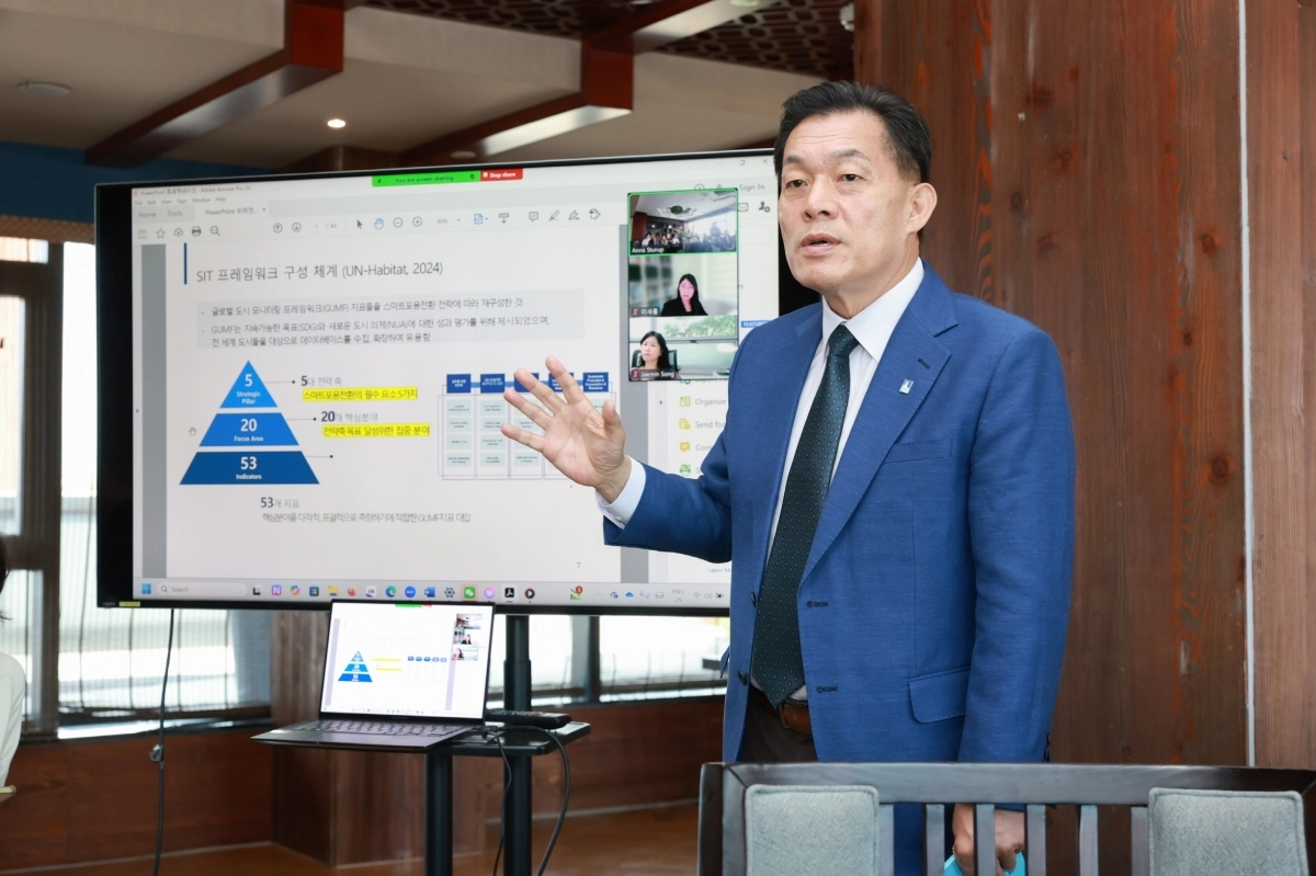 22일 이재준 수원시장이 ‘스마트포용전환 진단 프로젝트 중간 보고회’에서 발언하고 있다. (수원시 제공)