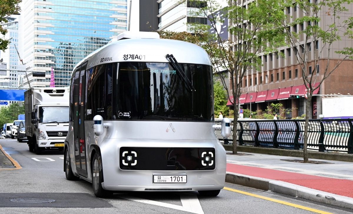 서울시 자율주행셔틀 청계A01이 청계천 일대를 운행하는 모습. 서울시 제공