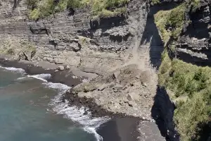성산일출봉 이어 이번엔 송악산까지… 제주관광 명소가 무너져 내린다