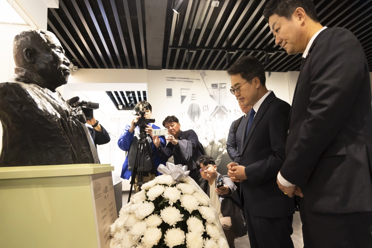 23일 중국을 방문 중인 김동연 경기도지사와 김진경 경기도의회 의장이 김구 임시정부 주석 흉상 앞에서 헌화 뒤 묵념을 하고 있다. (경기도 제공)