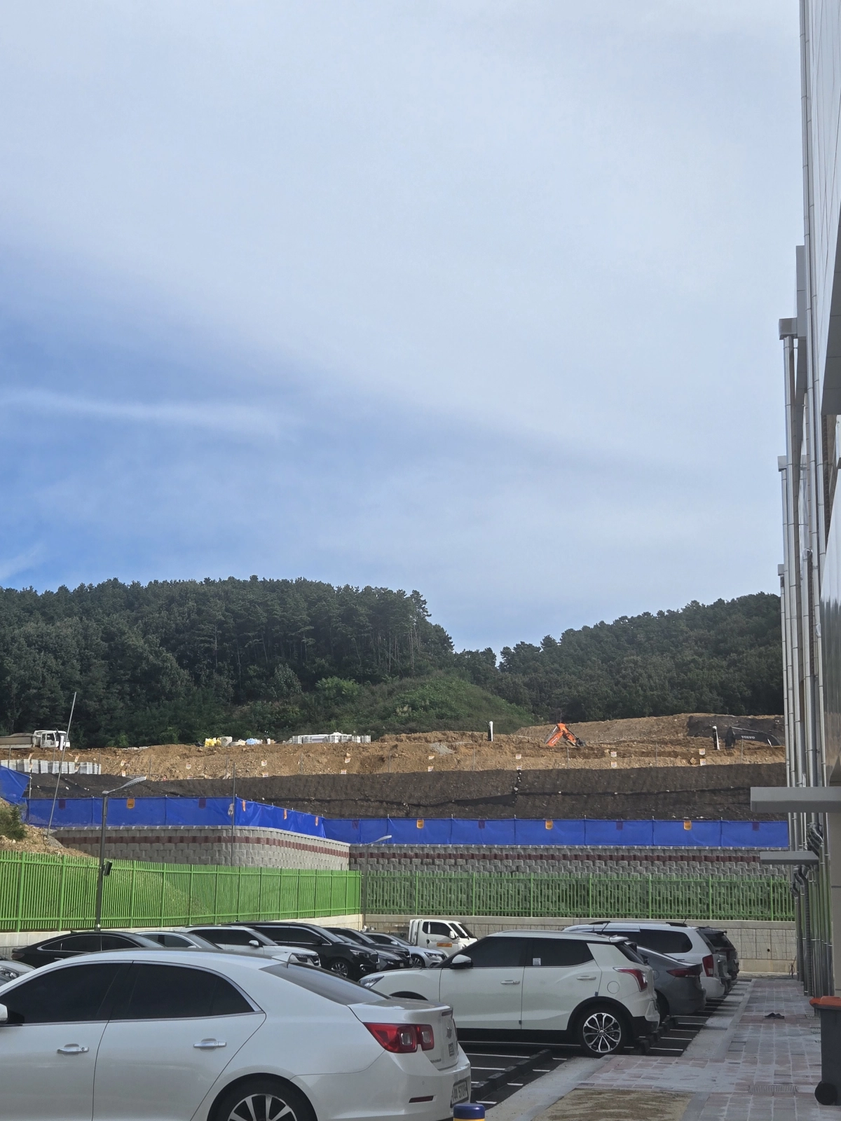 화성 현민초등학교 북측 외부 옹벽 모습. (사진=경기도의회)