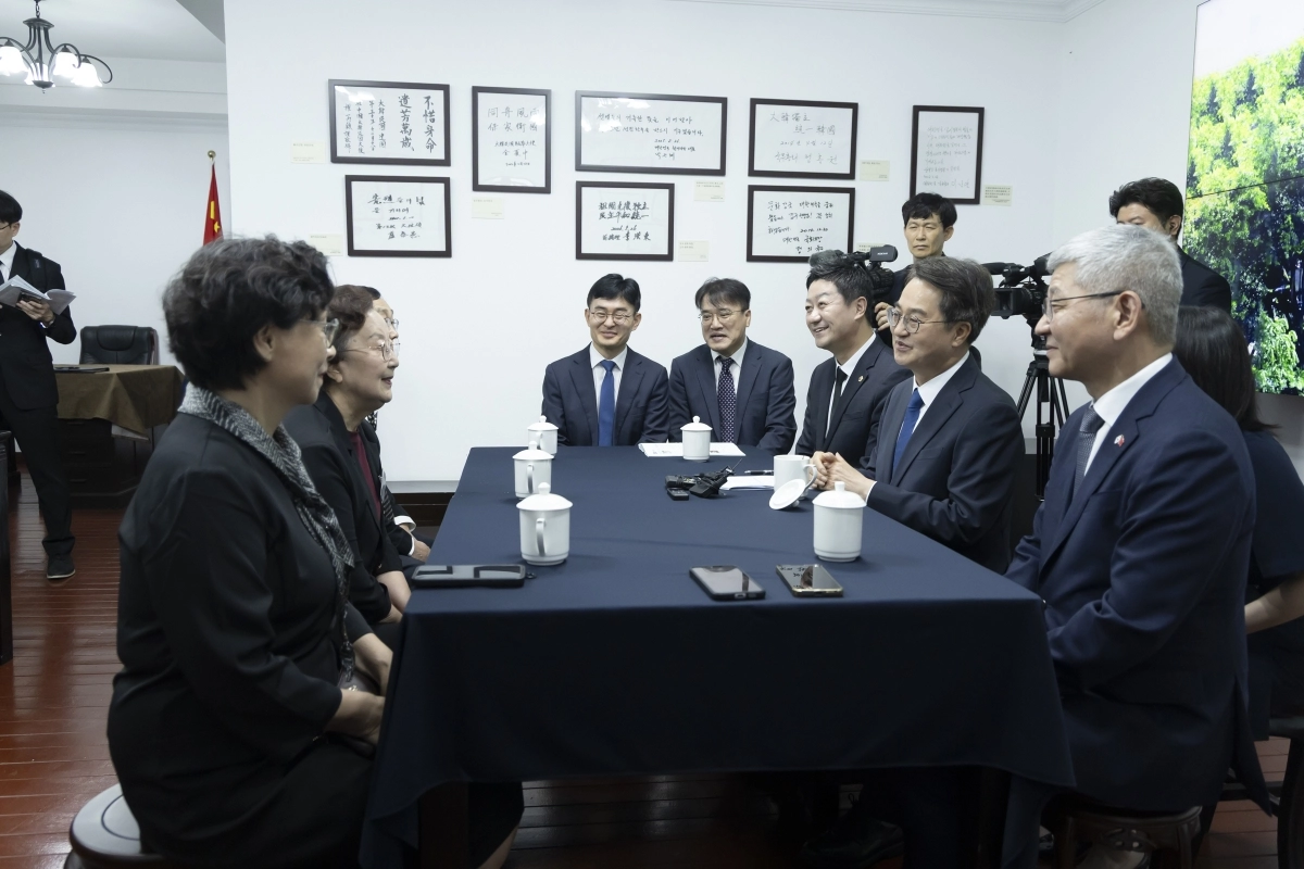 23일 중국을 방문 중인 김동연 경기도지사와 김진경 경기도의회 의장, 김현곤 경과원 원장 등 경기도 방문단이 독립유공자 후손들과 간담회를 갖고 있다.(경기도 제공)