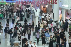 차례상 대신 체크인 카운터…“명절엔 여행” 확 바뀐 풍경