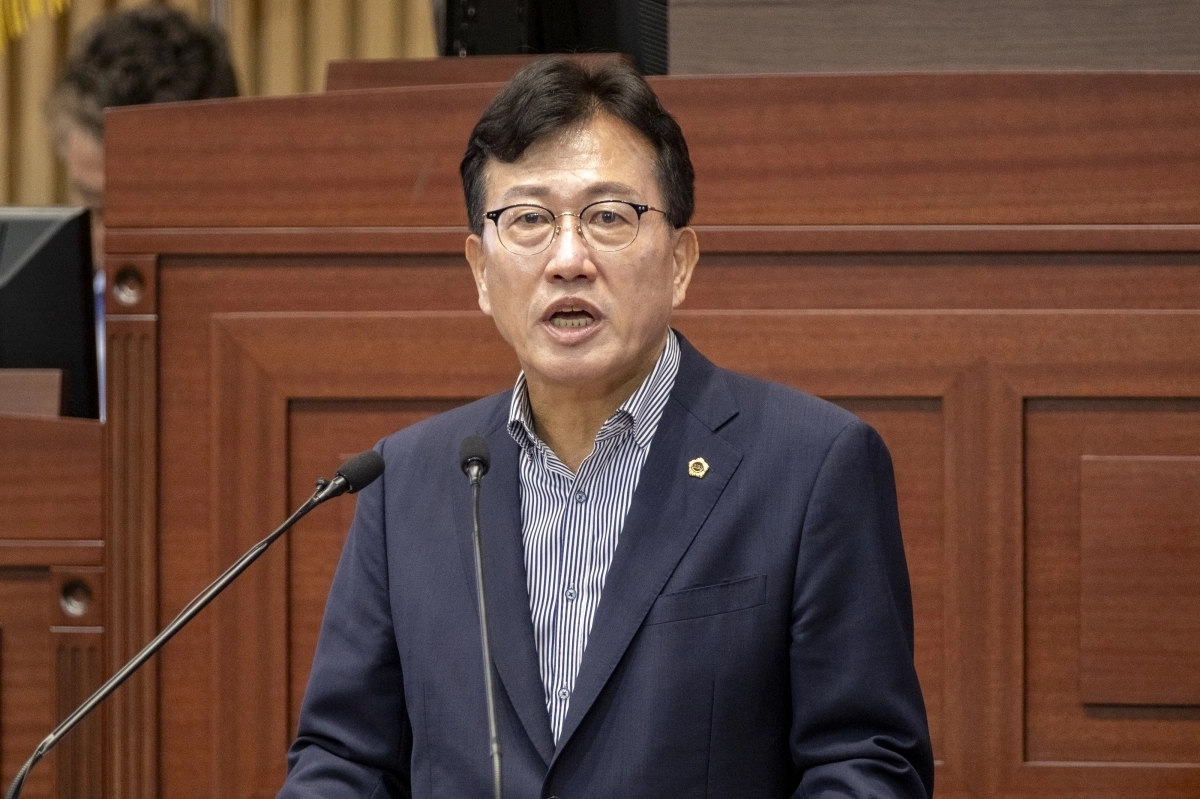 23일 제358회 임시회 제1차 본회의 도정질문을 하는 이철식 의원. 경북도의회 제공