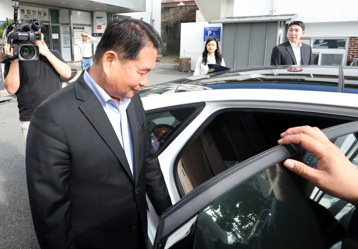 불법선거운동과 뇌물수수 혐의로 기소된 신경호 강원특별자치도교육감이 23일 춘천지법에서 열린 선고공판에 참석한 뒤 차량으로 향하고 있다. 신 교육감은 이날 1심에서 당선무효형에 해당하는 징역 10개월에 집행유예 2년을 선고받았다. 2025.9.23 연합뉴스