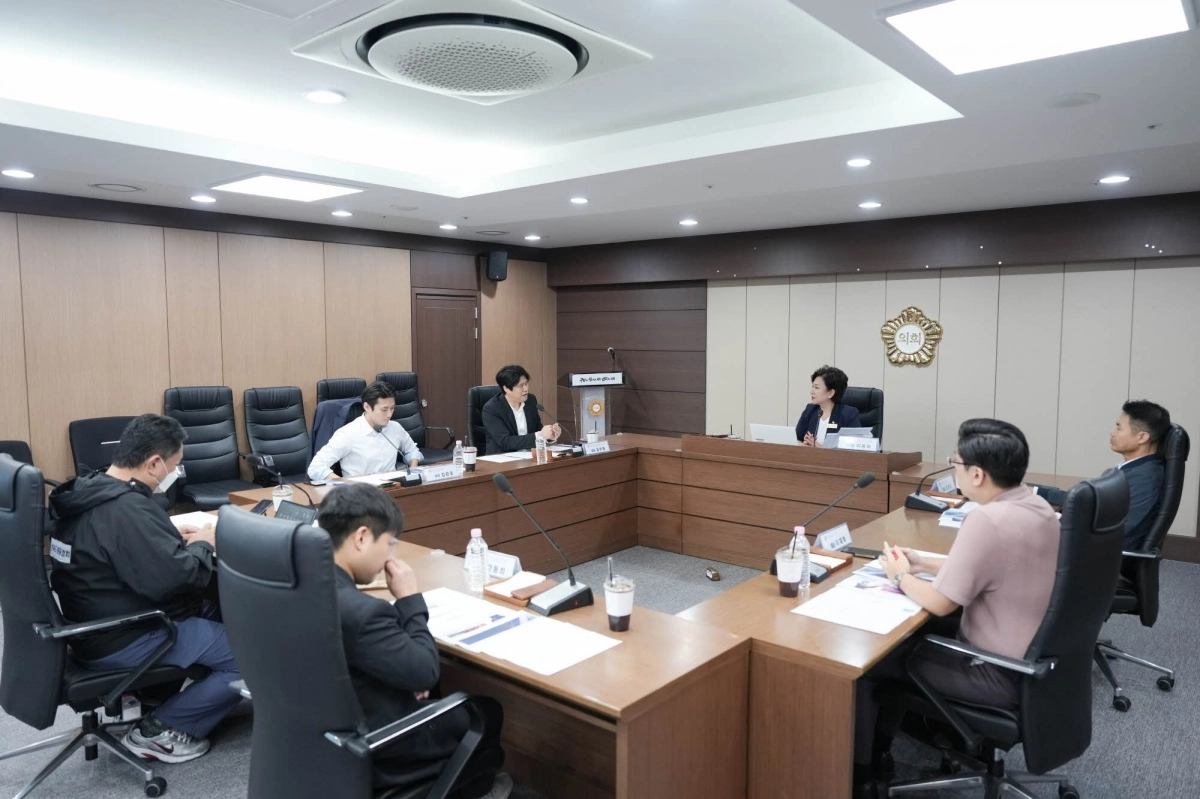 이용아(가운데) 노원구의회 의원이 지난 19일 의회 소회의실에서 노원구 4차산업 경쟁력 강화 및 미래성장산업 육성을 위해 각계 전문가들과 간담회를 가졌다. 노원구의회 제공