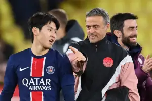 이강인의 PSG, 발롱도르 파티…부폰에게 상 받은 ‘맨시티행’ 돈나룸마, 엔리케 감독 2번째 수상