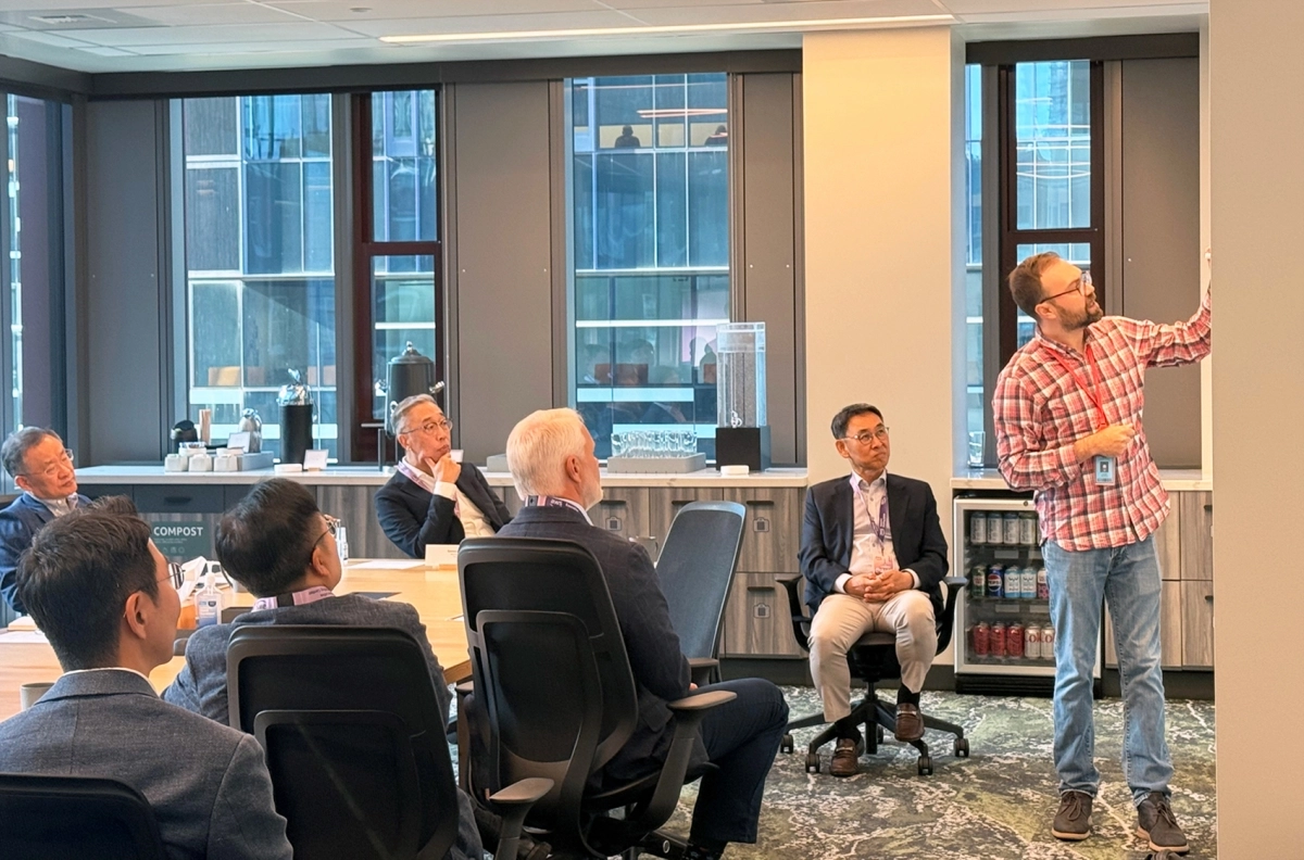 박지원(오른쪽 두번째) 두산그룹 부회장과 경영진이 22일(현지시간) 미국 시애틀 아마존 본사를 방문해 담당자로부터 인공지능(AI) 기반 혁신사례와 기술에 관한 설명을 듣고 있다. 두산 제공