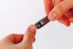 “손톱 태워 女 가슴에 발라 먹여” 경악…기괴한 치료법, 무슨 효과?