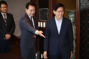 김문수에 깍듯이 인사한 장동혁… 이재명 정권 맞서 ‘단일대오’ 의지