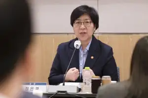 정은경 “의료개혁 20조 투입, 예정대로”… 의대 증원 가능성도 언급