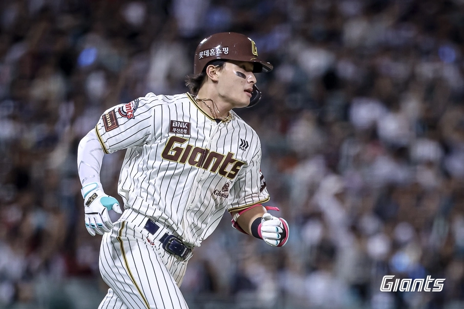 롯데 자이언츠 윤동희가 23일 울산 문수야구장에서 열린 2025 KBO리그 정규시즌 NC 다이노스와의 홈 경기에서 홈런을 친 뒤 그라운드를 돌고 있다. 롯데 자이언츠 제공