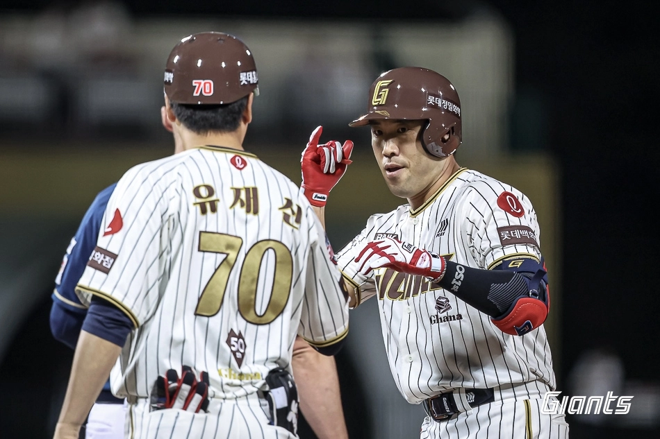 롯데 자이언츠 전준우가 23일 울산 문수야구장에서 열린 2025 KBO리그 정규시즌 NC 다이노스와의 홈 경기에서 안타를 치고 있다. 롯데 자이언츠 제공