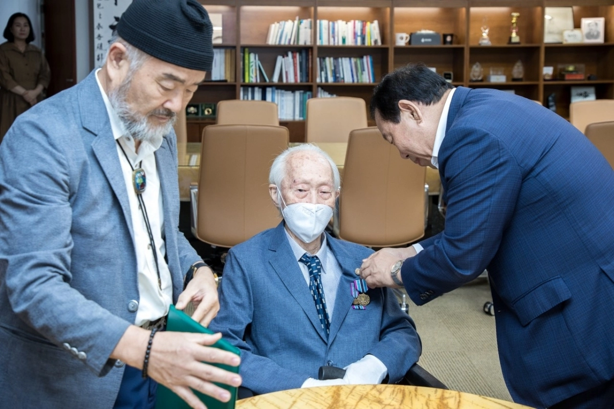 최민호(오른쪽) 세종시장이 지난 22일 세종시청에서 임창수씨에게 감사의 인사를 전하고 있다. 세종시 제공