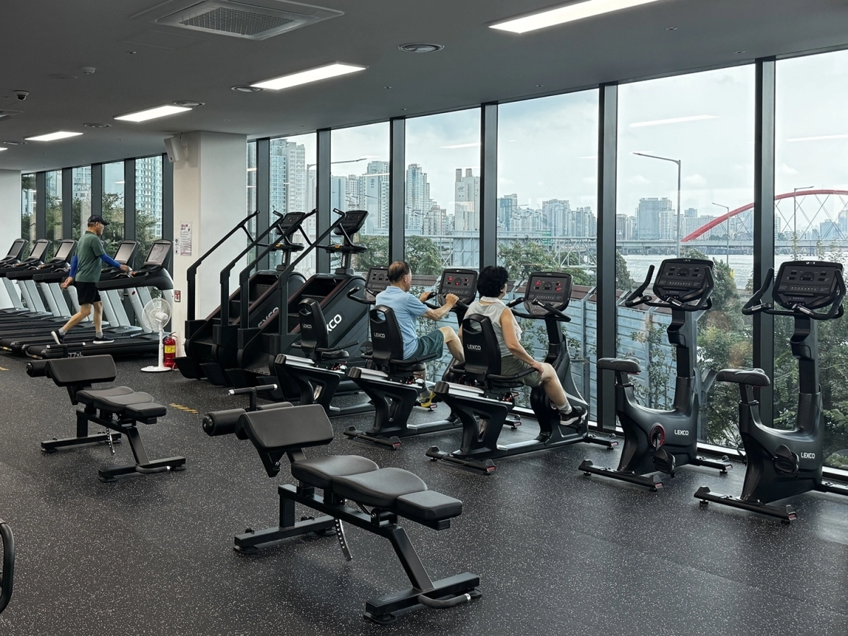 서울 마포구 당인리의 ‘마포365구민센터’에서 주민들이 한강을 보며 운동하고 있다. 마포구 제공