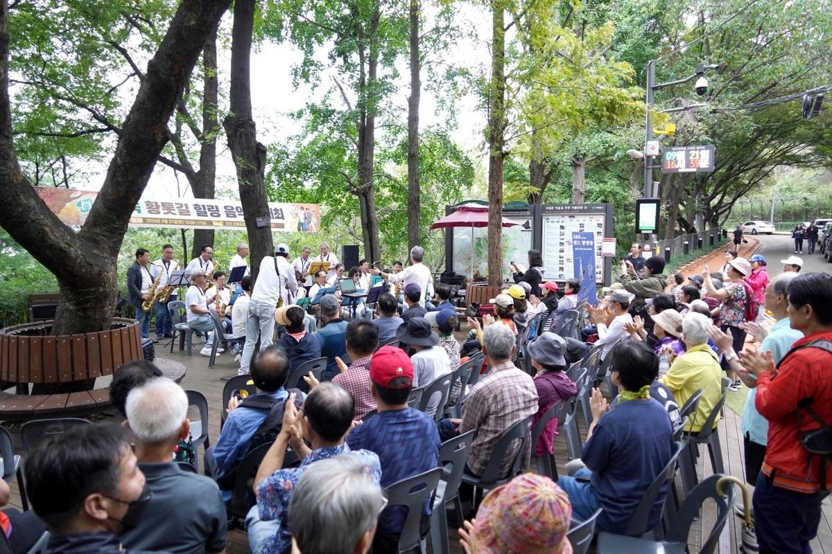 서울 서대문구가 지난해 안산 황톳길 산복도로 쉼터에서 숲속 힐링 음악회를 열고 있다.   서대문구 제공