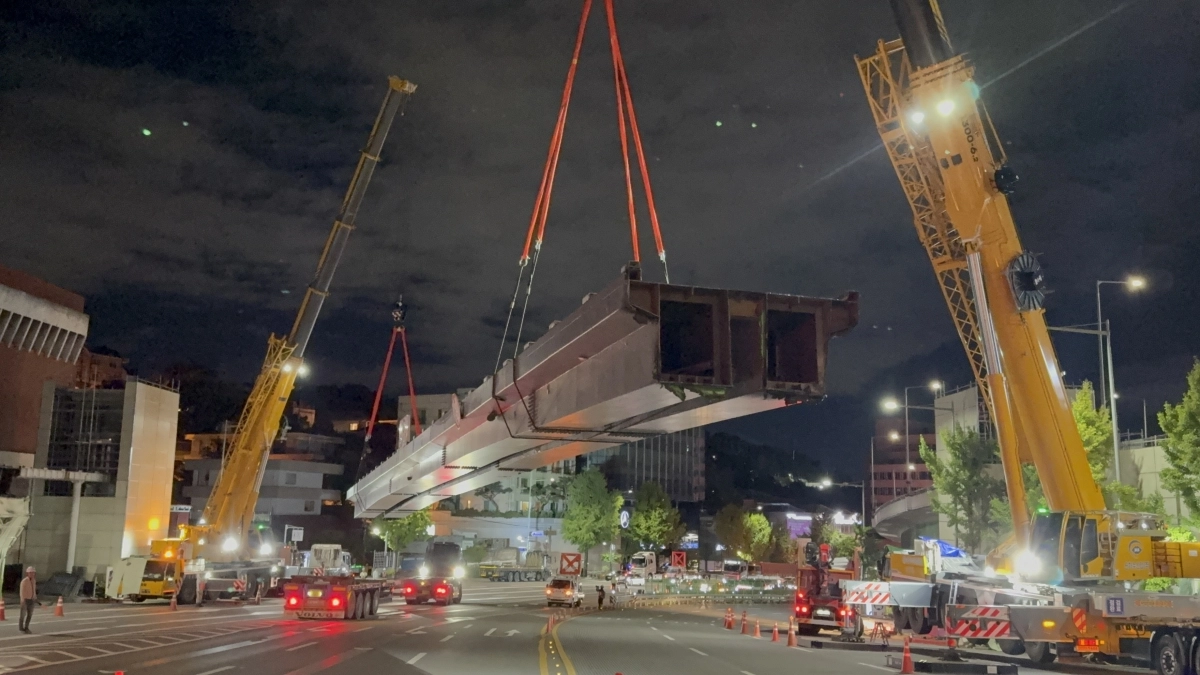 지난 20일 서울 용산구  한남동 북한남사거리 보도육교 본선 상부 철거 작업이 진행되고 있다.   용산구 제공