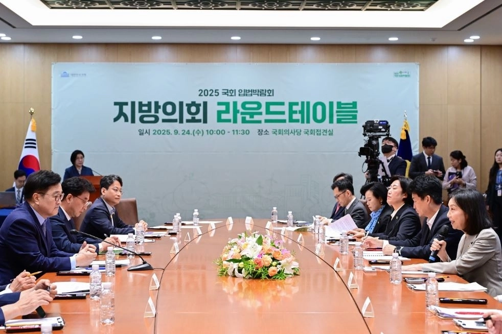 국회 지방의회 라운드테이블에서 인사말 중인 최호정 의장